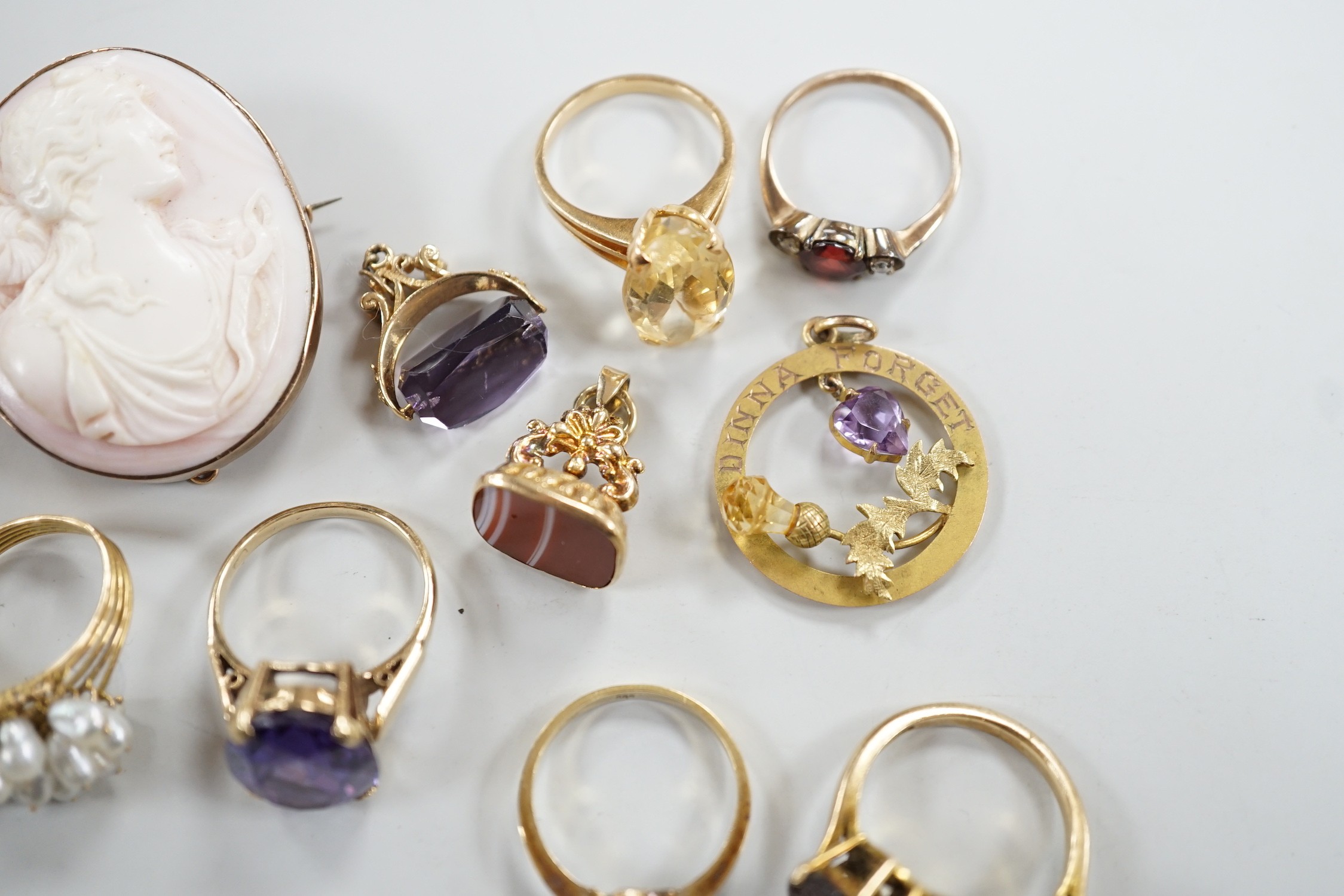 Mixed jewellery including two yellow metal mounted cameo shell brooches, one stamped 9c, two 9ct gold rings and a 585 ring, four other yellow metal and gem set rings and four pendants including two 9ct, one inscribed 'Di